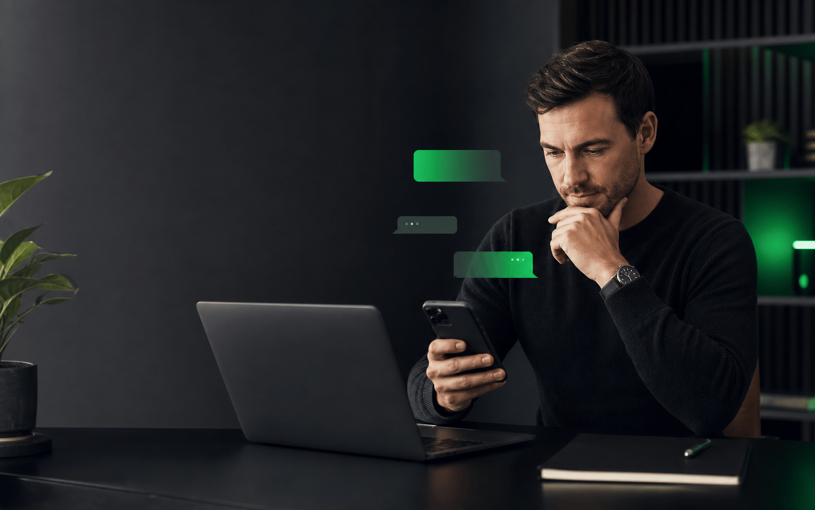 Teléfono con conversación para revisar pauta digital por WhatsApp.
